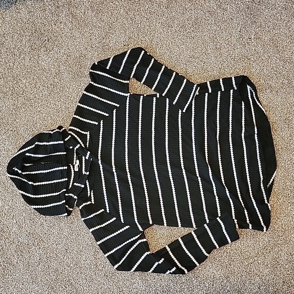 Long sleeve black and white knit sweater